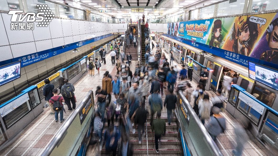 原PO表示因為隔壁沒素質的人硬要先上車,導致下車的乘客全往自己那邊靠。(示意圖/shutterstock達志影像)