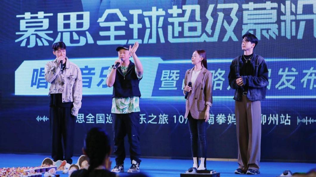 彈頭(左二)帶著南拳媽媽舉辦巡演,同時也出席商演活動。(圖/美秀創意提供)