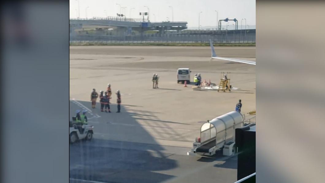 在機坪直接噴了!峇迪航空機翼漏油 旅客滯關西機場空等