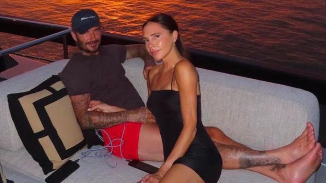 維多利亞和貝克漢挺過了困難,夫妻倆再度牽手20年。(圖/翻攝自victoriabeckham IG)