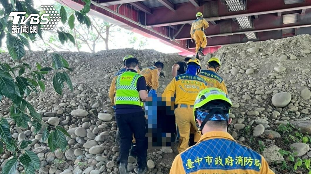 消防員發現男子已明顯死亡。(圖/TVBS)