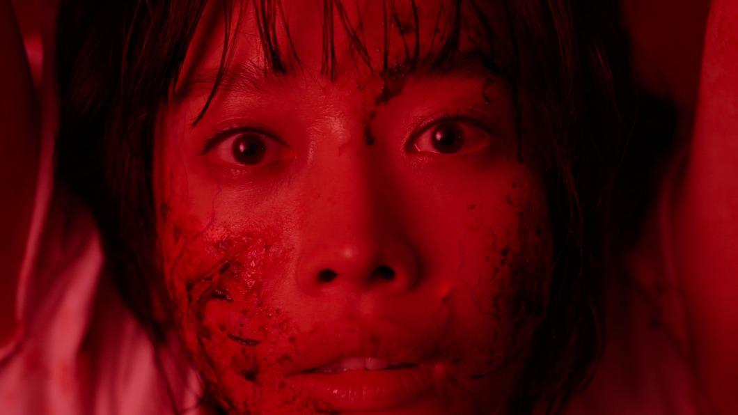預告中女星裵尹振臉下有不明生物竄動，畫面相當驚悚。（圖／華映娛樂提供）