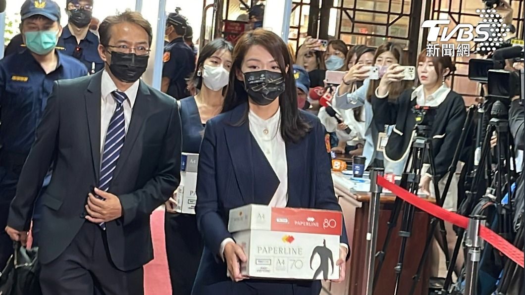 遭控詐領46萬助理費 高虹安庭搬2大箱證據:我沒有犯罪