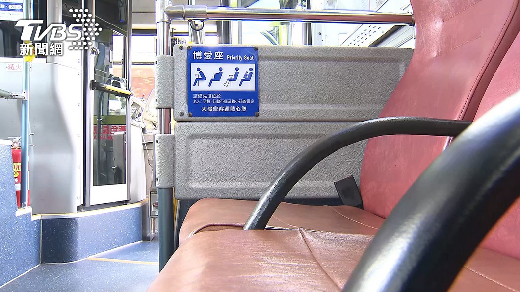 女星轟「先上公車不坐內側」落後社會　網反嗆淚曝遭性騷擾