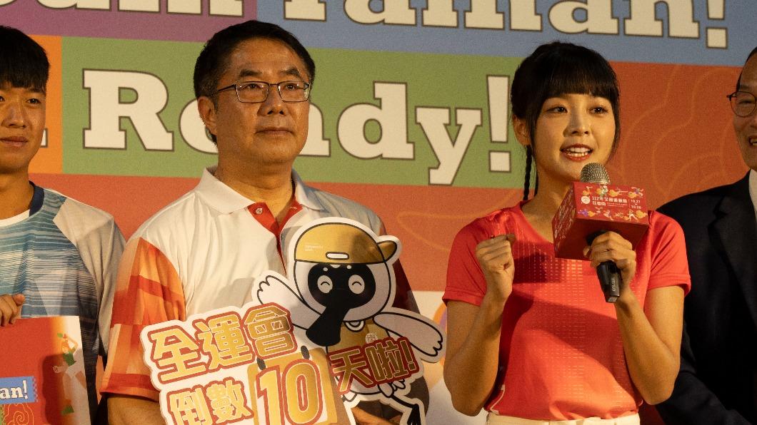 籃籃(右)與台南市長黃偉哲(左二)出席全國運動會記者會。(圖/年代提供)