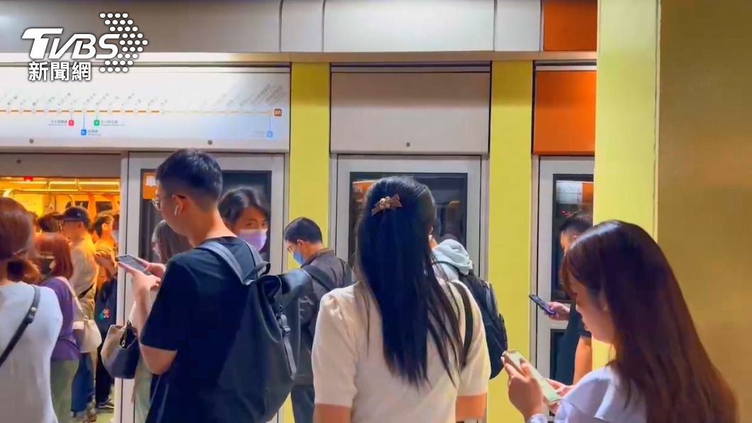 乘客卡在文湖線約十分鐘。(圖/TVBS)