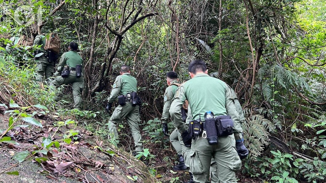 警方上山搜救。（圖／香港01）
