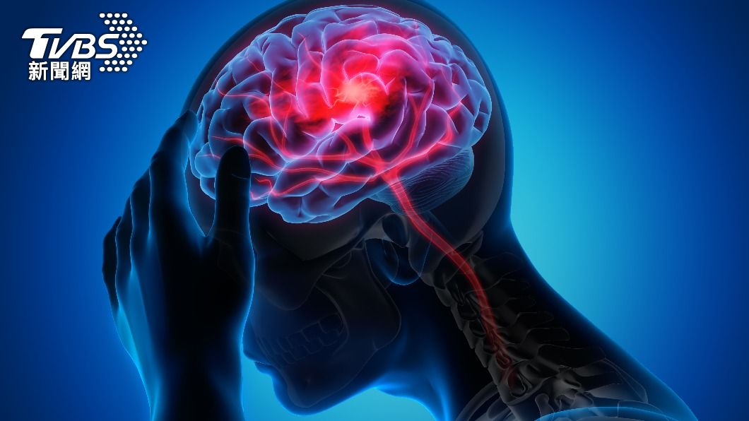 學生才向關切的師長表達頭痛後便暈倒在地。(示意圖/shutterstock達志影像)