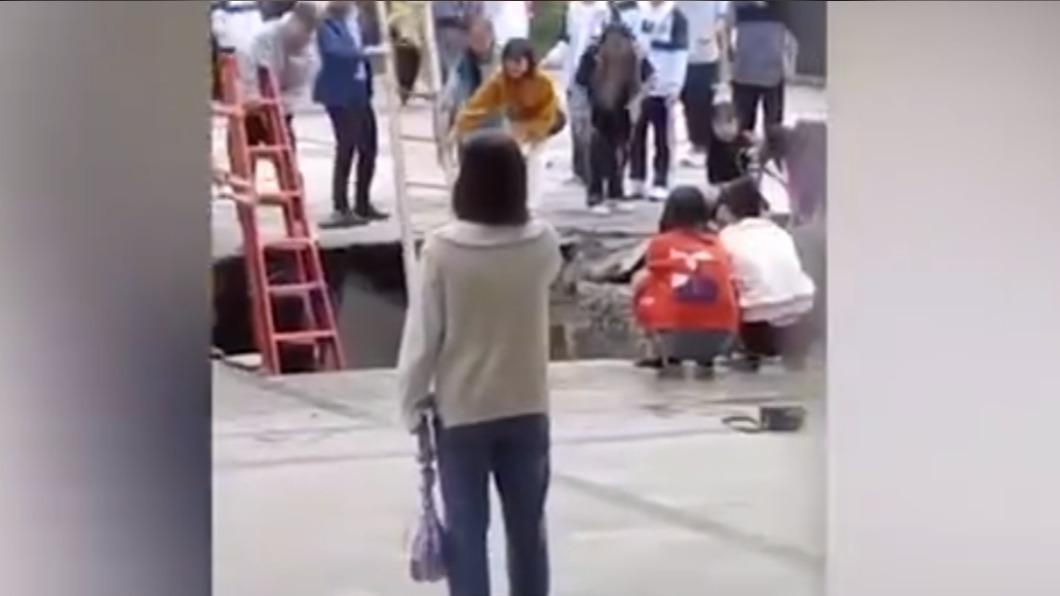 校方用梯子救援。（圖 / 翻攝自微博）