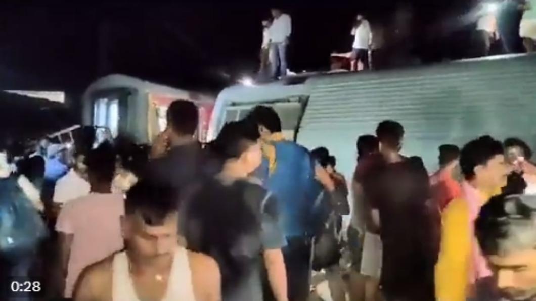 又出事!印度東北特快車脫軌 4死亡、80多人受傷