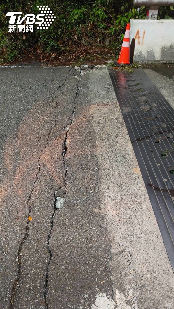 馬遠大橋西側道路與橋面連接處有長度約3公尺裂痕。(圖/TVBS)