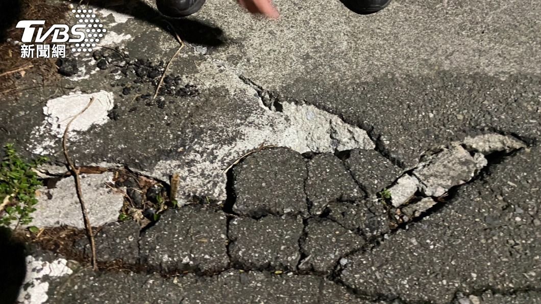 地震造成路面出現裂縫。(圖/TVBS)