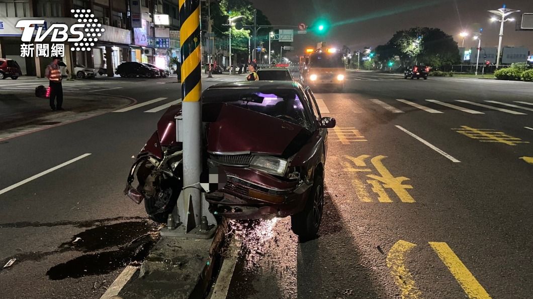 您累了嗎？高雄伯開車疑打瞌睡！自撞車頭「鑲嵌」電線桿　