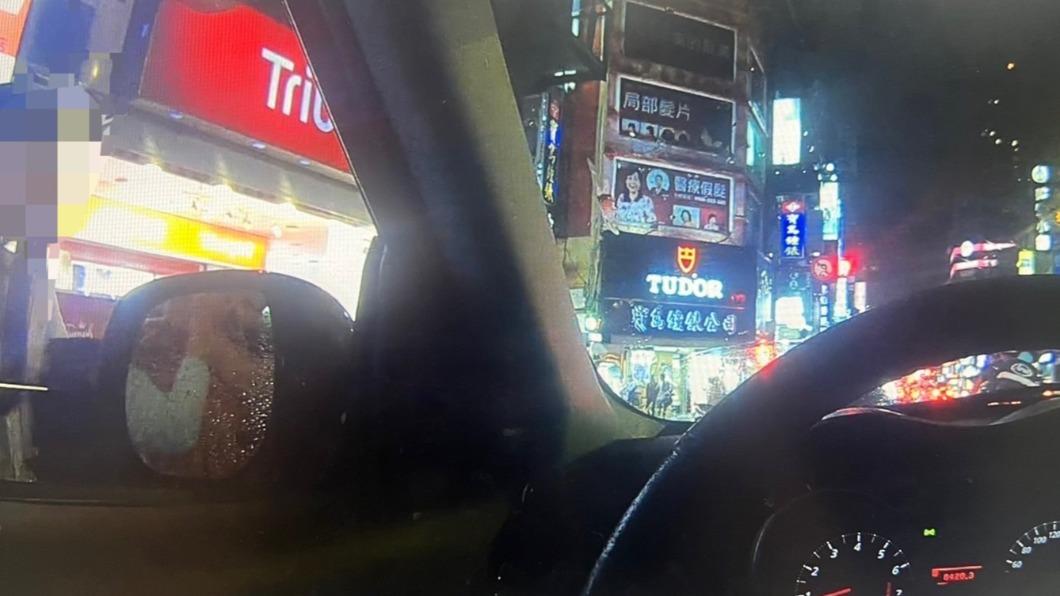 基隆南榮派出所員警，火速將小朋友送至最近的基隆醫院救治。（圖／基隆市警察局提供）