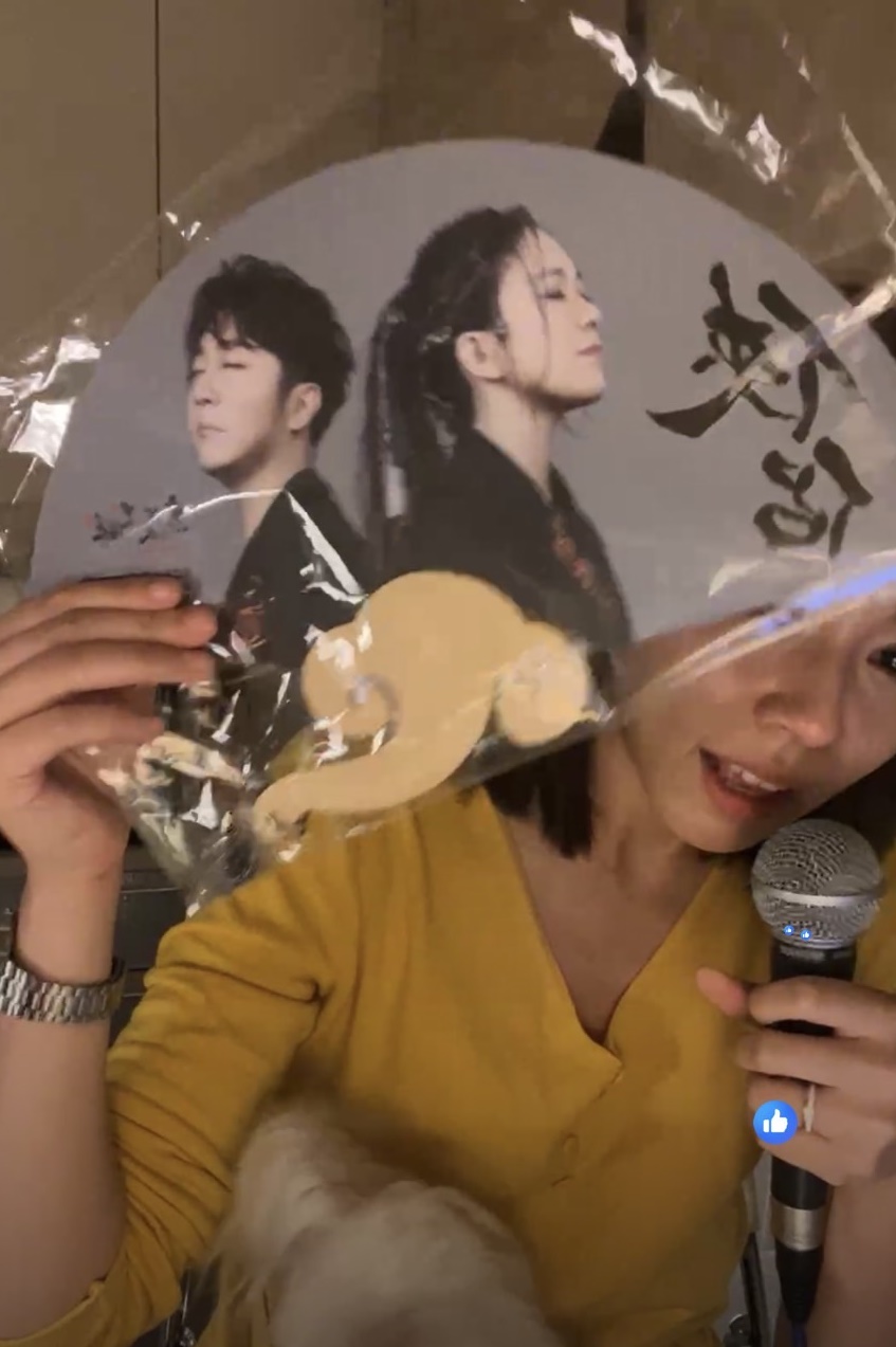 王瞳分享為了演唱會製作的紀念品。(圖/翻攝自臉書直播)