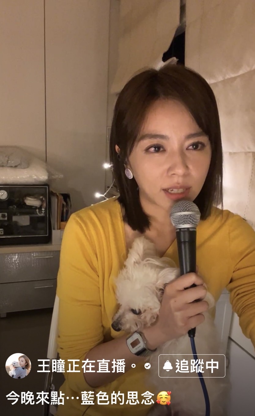 直播中,愛犬阿魯吵著進房陪伴。(圖/翻攝自臉書直播)