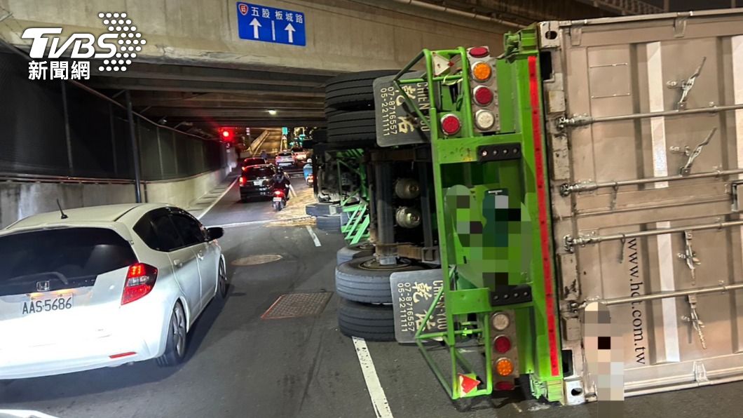 新興橋下橋處限高僅3.6米,貨櫃車駕駛發現時急剎導致翻覆。(圖/TVBS)