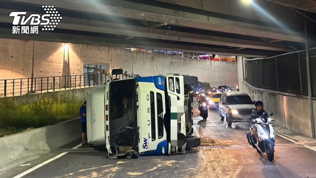 貨櫃車下橋「太高」急剎翻覆 躺路中害下班車潮塞爆4.5小時