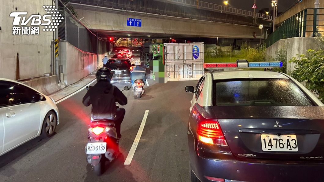 周邊車流雍塞回堵,警方耗費4.5小時才排除。(圖/TVBS)