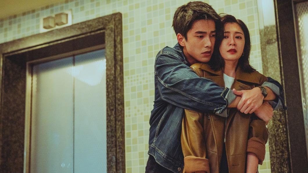 曾敬驊雙手環抱賈靜雯,兩人眼眶泛紅落淚。(圖/Netflix提供)