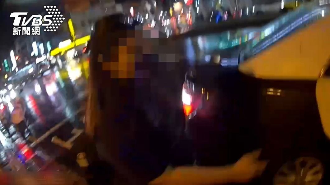 羅姓女移工自知難逃法網,主動跟著警員返回派出所接受偵訊。(圖/TVBS)