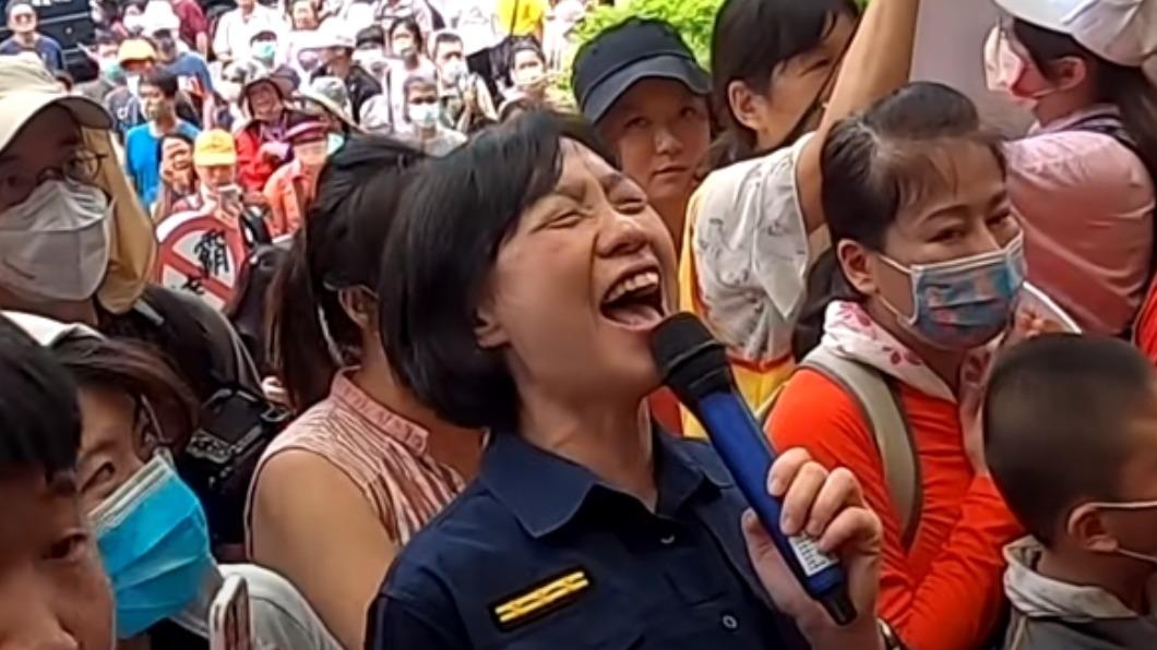 白沙屯媽祖「粉紅超跑」衝警局　嘉義女警「神激動」主持爆紅