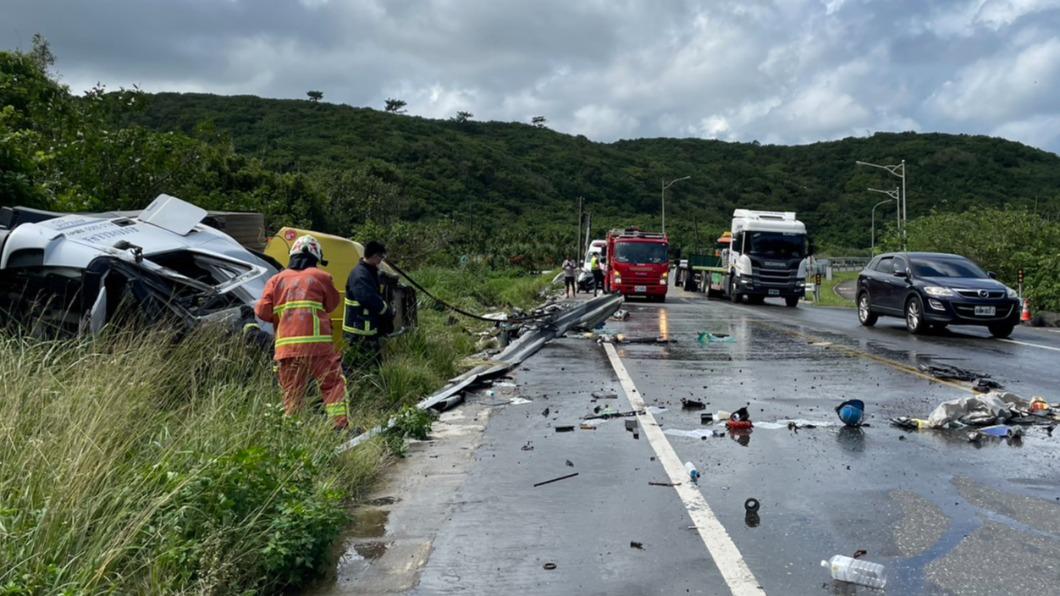 濱海公路化學槽車翻覆 　駕駛一度受困車內
