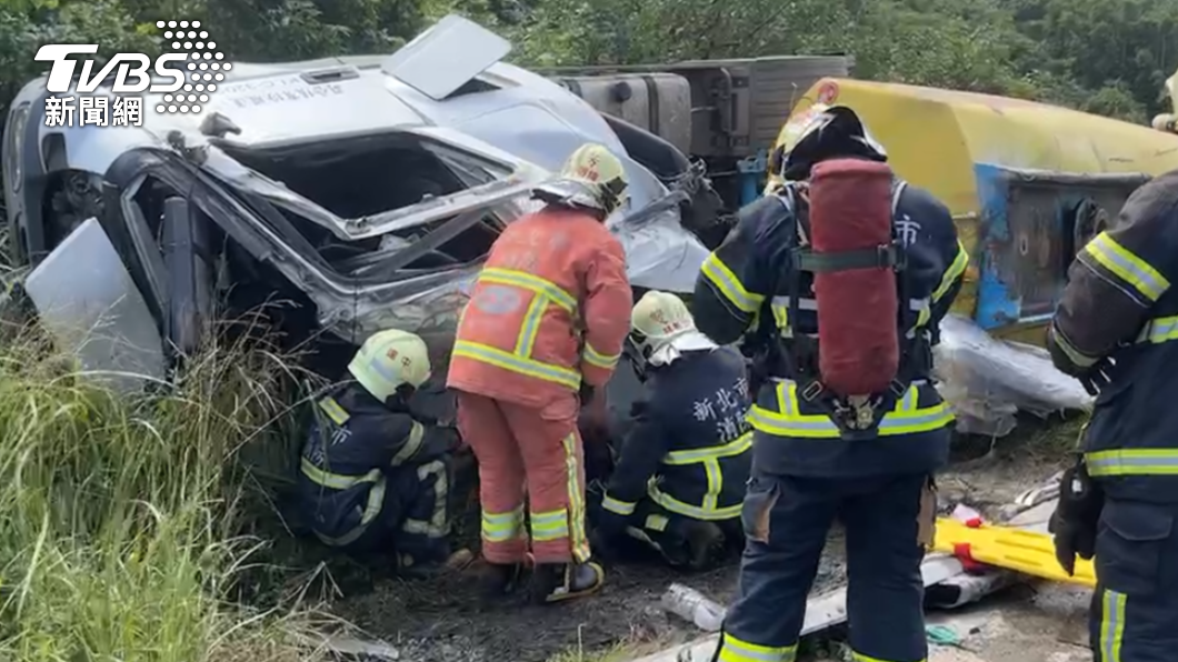 滿地漂白水!化學槽車濱海公路失控衝破護欄 駕駛遭夾死亡