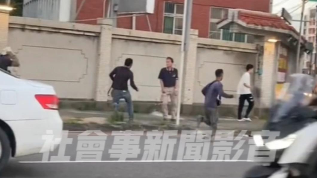 車上的移工陸續下車奔逃。（圖／翻攝自社會事新聞影音）