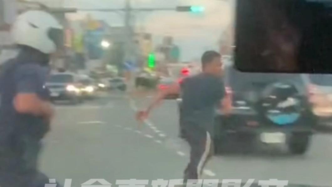 駕駛下車遭警方追捕。（圖／翻攝自社會事新聞影音）