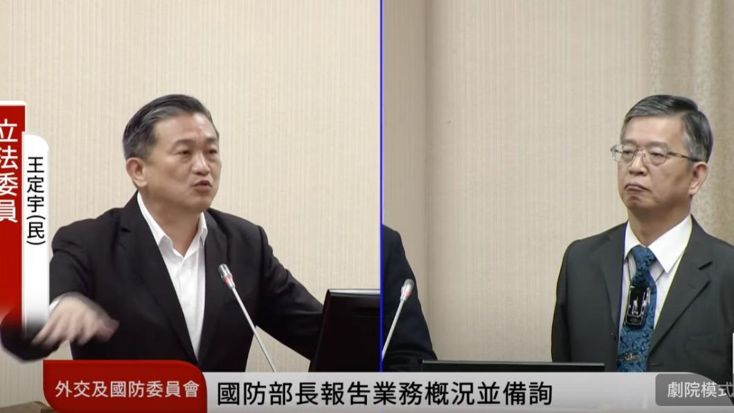 國防部參事邵維揚答詢時證實,有委員使用手機打電話。(圖/翻攝自國會頻道YouTube)