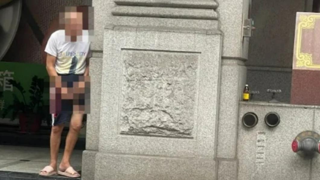 張姓男子在騎樓裸露下體。(圖/翻攝記者爆料網)