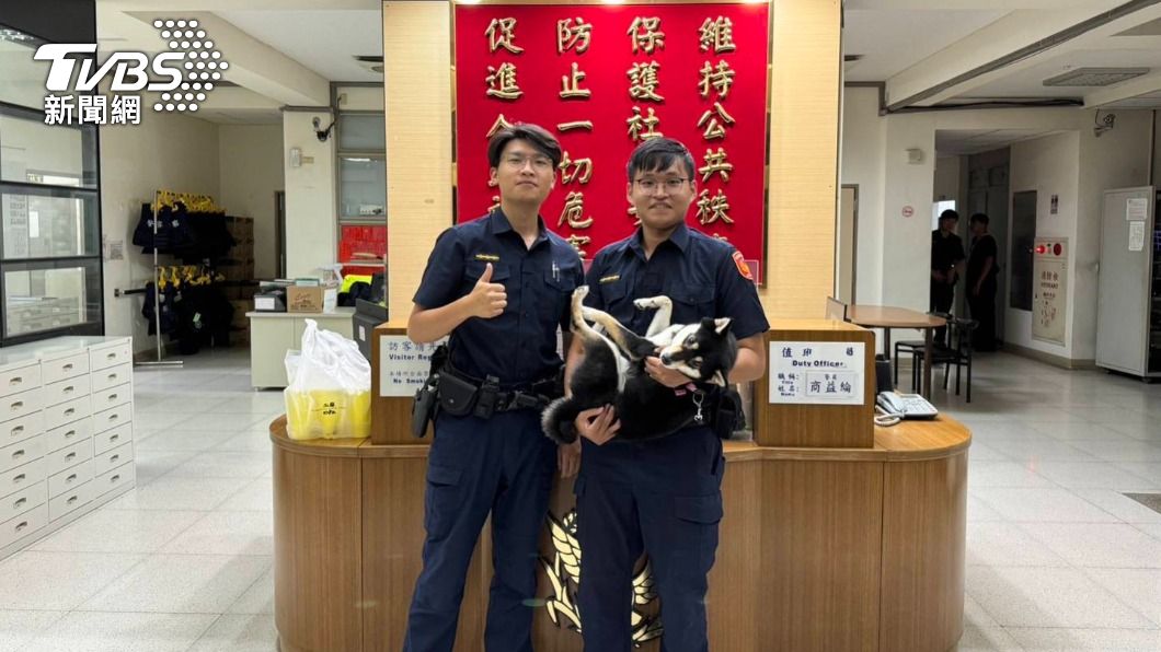水碓派出所警員楊立平、藍世傑協助安撫媽媽情緒。(圖/TVBS)