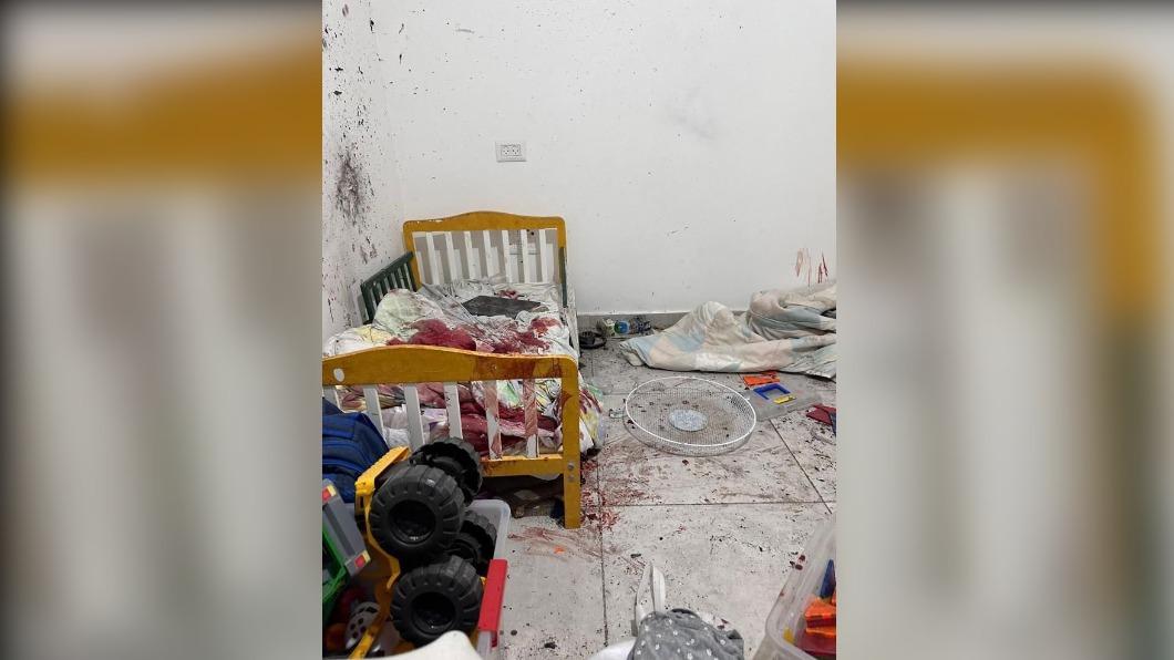 納坦雅胡貼出的照片裡,一張幼兒床血跡斑斑。(圖/翻攝自納坦雅胡推特)
