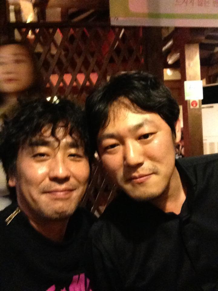 金容浩(右)年僅33歲就當上韓媒《體育世界》的娛樂部門部長。(圖/翻攝自金容浩臉書)