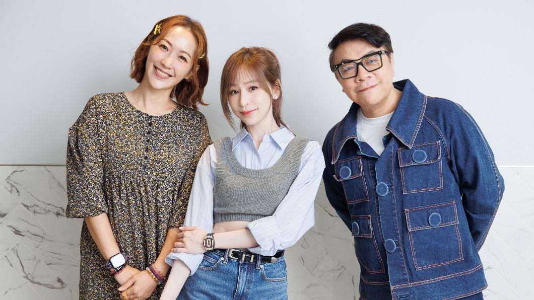 Gigi(左起)擔任導聽會主持人,陪伴王心凌及蔡康永暢聊專輯內容。(圖/天晴娛樂提供)