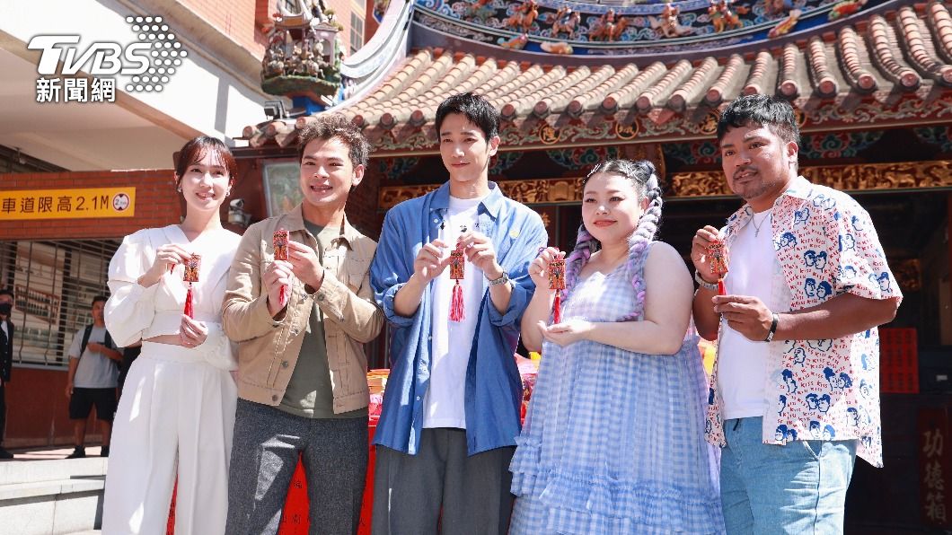 小薰(左起)、蘇達、劉以豪、渡邊直美、撒基努今在霞海城隍廟舉行開鏡儀式。(圖/黃城碩攝)