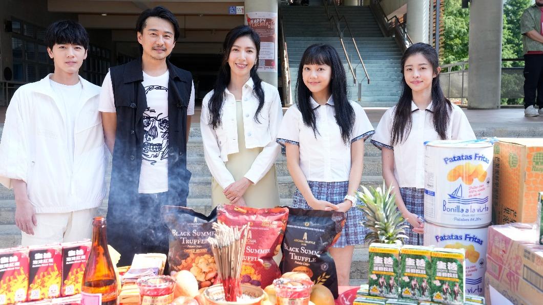 《看看你有多愛我》日前舉行開鏡儀式,李宗霖(左起)、狄志杰、楊謹華、林思廷、詹子萱聯袂出席。(圖/晴天影像提供)