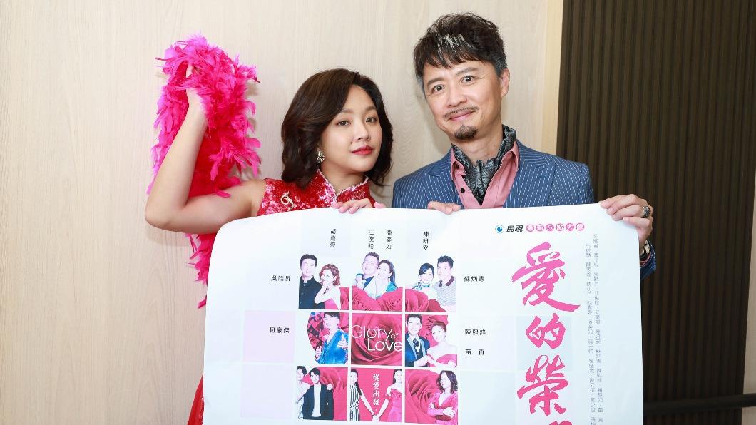 何豪傑(右)特別訂製鬍子,笑說妝髮時間比賴慧如還長。(圖/民視提供)