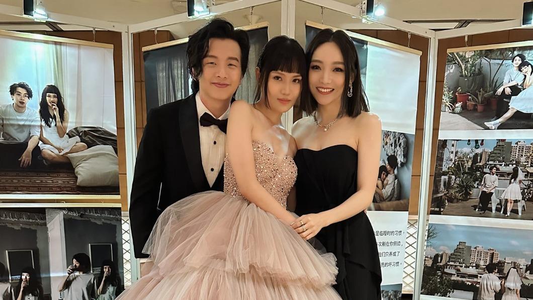 閻奕格(右)其實是去參加好姐妹文慧如的婚禮,連忙澄清烏龍婚訊。(圖/翻攝自閻奕格臉書)