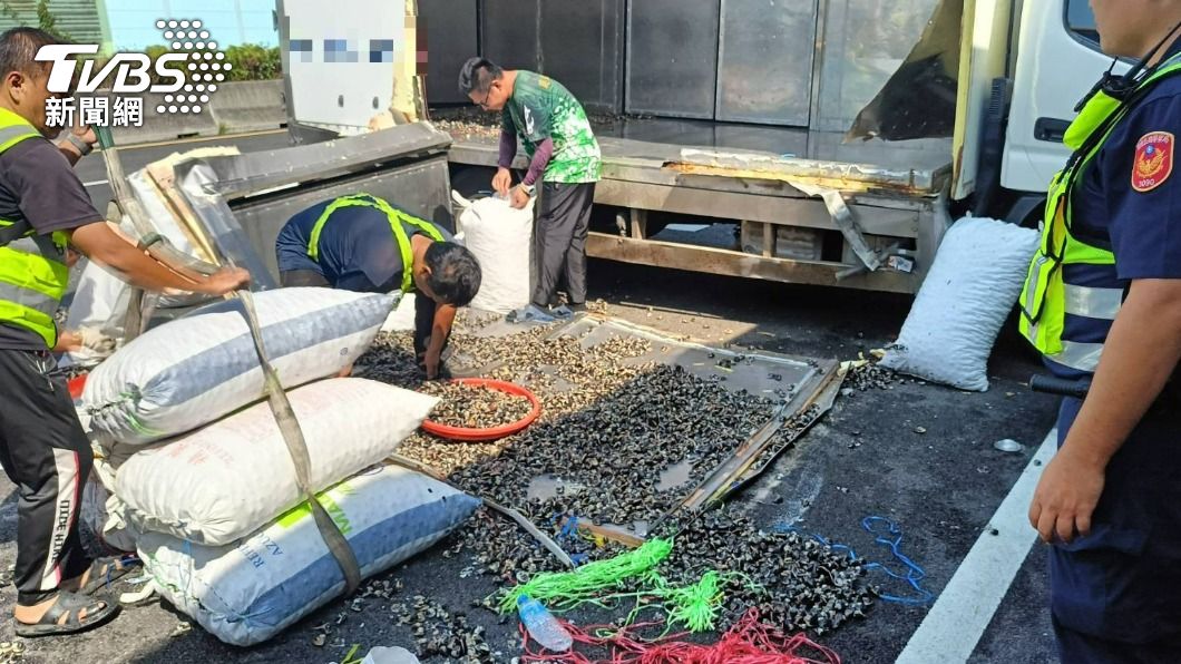 煮湯嗎?小貨車自撞橫躺國道 滿車「蛤蜊」炸飛癱瘓交通