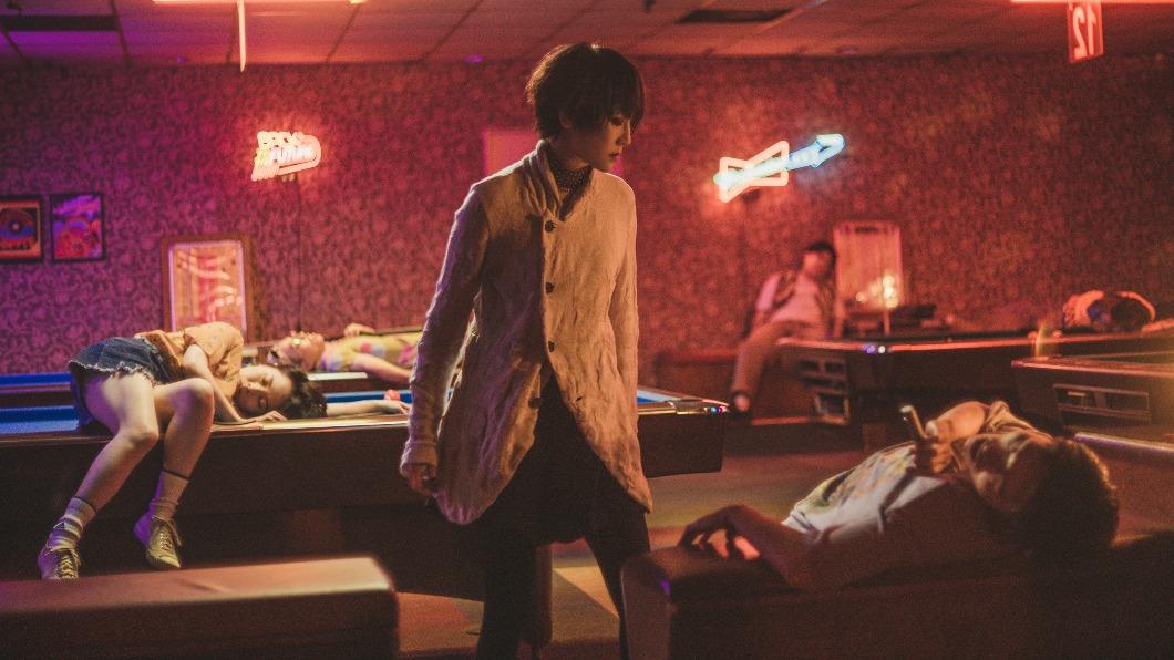 金曲歌后突公開新身分「竟是吸血鬼獵人」 直奔撞球場殺紅眼