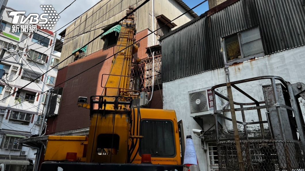 快訊/台南東區「吊掛鋼板」碰高壓電!工人觸電當場死亡