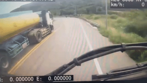 有片/濱海公路化學槽車翻覆釀1死!駕駛違規跨雙黃線影像曝