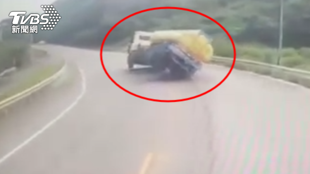 過彎時疑似車速過快重心不穩翻覆。(圖/TVBS)