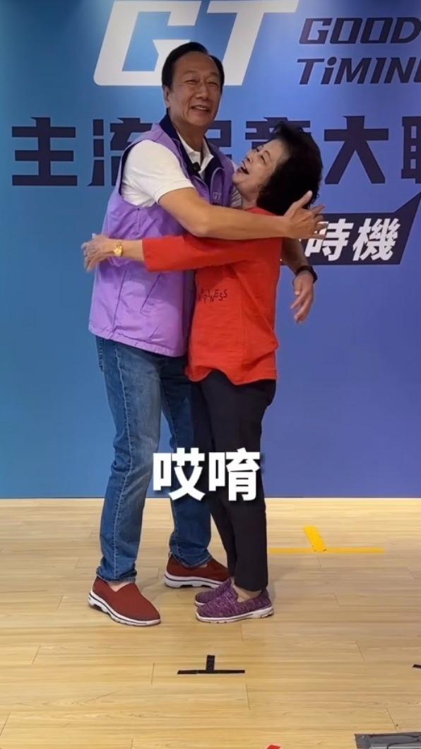 哩賀阿嬤稱郭台銘「可愛的弟弟」。(圖/翻攝自哩賀阿嬤 IG)