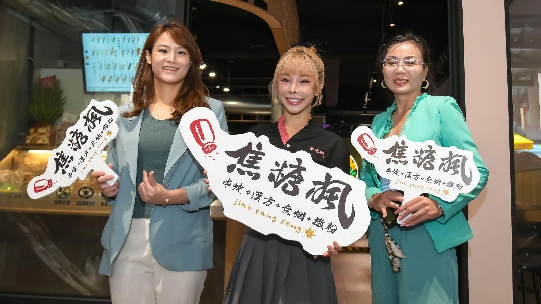 焦糖楓執行長陳姸霖（左起）、代言人巫苡萱、台北市政顧問蘇敏惠一同合影。（圖／焦糖楓提供）