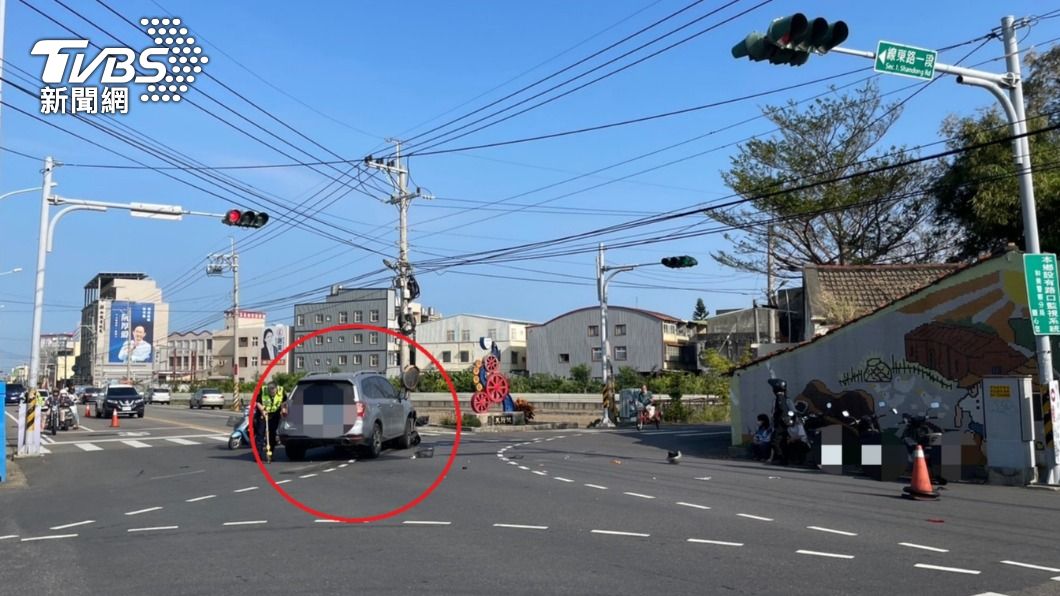 兩車在路口發生碰撞。(圖/TVBS)