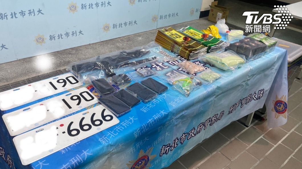 警方查扣各式毒品、假車牌等證物。(圖/TVBS)