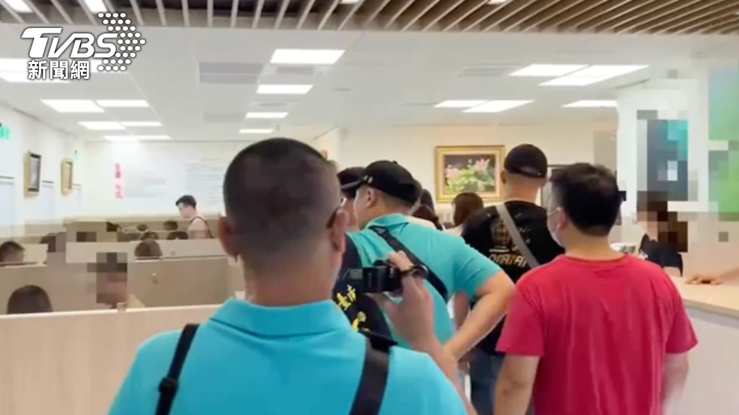 警方前往棋牌社查緝。(圖/TVBS)